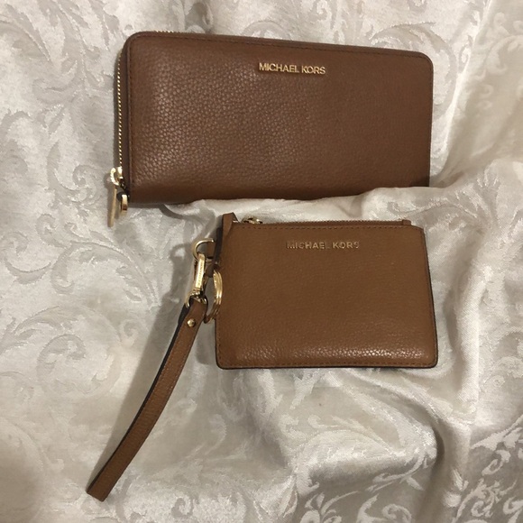 Michael Kors Bundle Wallet Clutch and Wristlet Excellent Used Condition. - Picture 5 of 14
